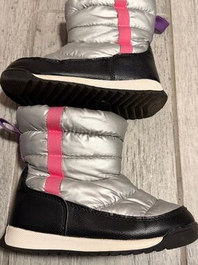 Wonder Nation Silver Puffer Winter Boots with Pink Accent Toddler 11